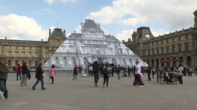 La Pyramide du Louvre, terrain de jeu de JR