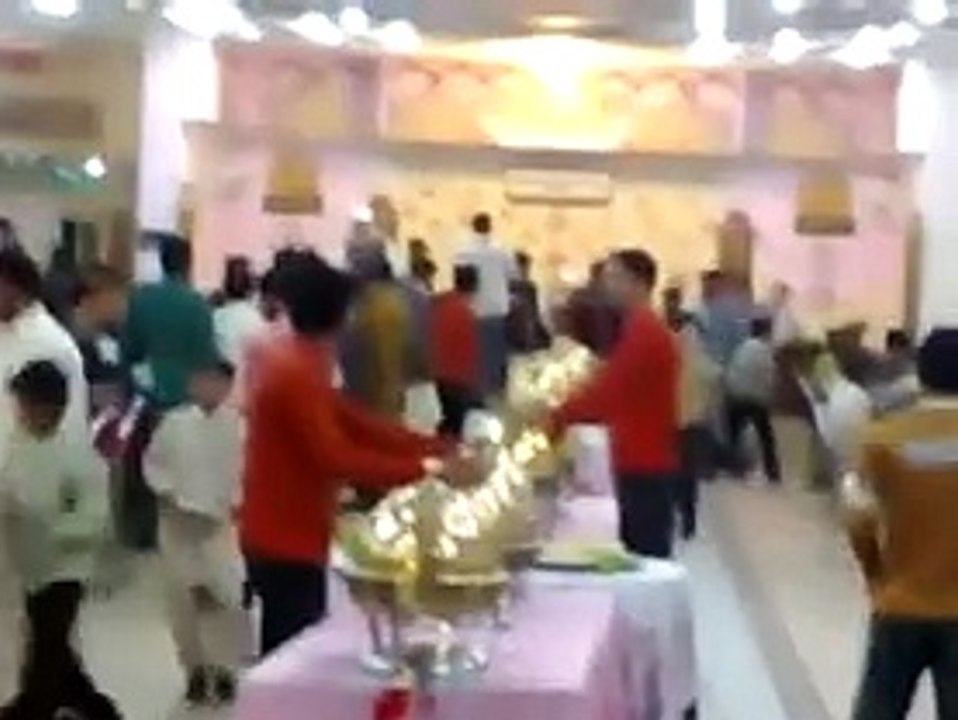 very funny Pakistani video clip...this happens only in Pakistan