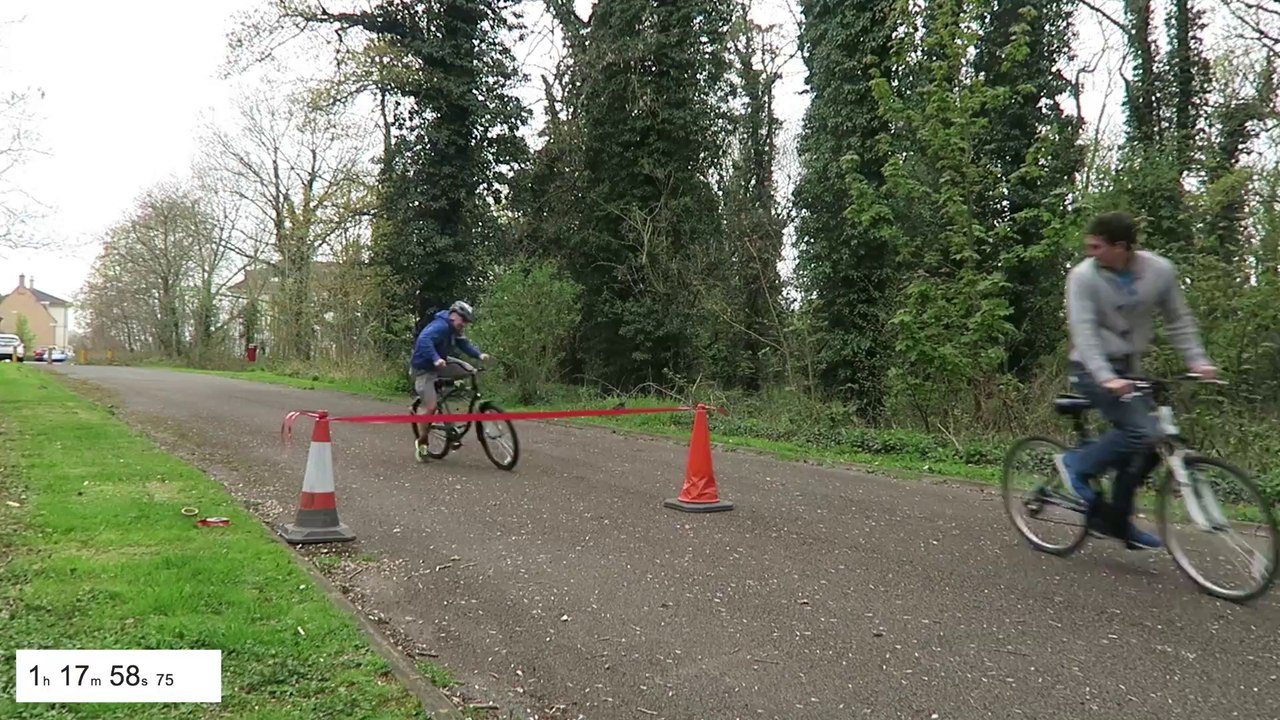 Apprendre à faire du vélo avec un guidon inversé... Pas si facile !