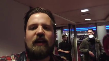 Un homme ne veut pas rater l'ascenseur