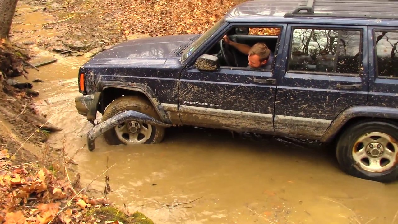 Un idiot conduit une Jeep et finit par se planter dans une flaque de boue