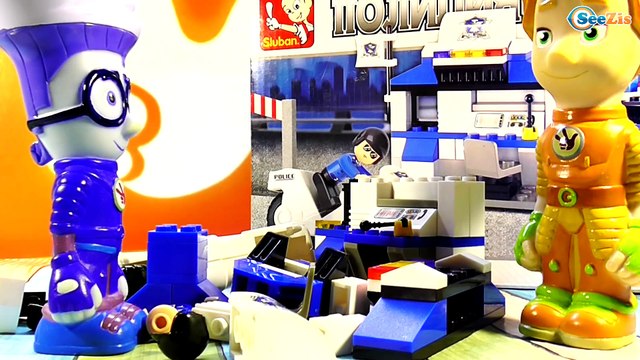 ФИКСИКИ — Игрек и Шпуля. Мультик с игрушками. Собираем Полицейский участок. Серия 20