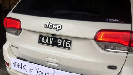 Il accroche une pancarte 'Klaxonne si t'es chaud' sur la voiture de son père