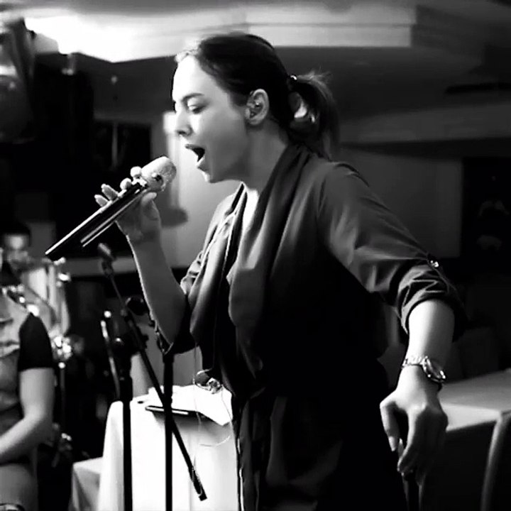 Ebru Gündeş'ten Manidar Şarkı: Bir Daha Anmasın Benim Adımı