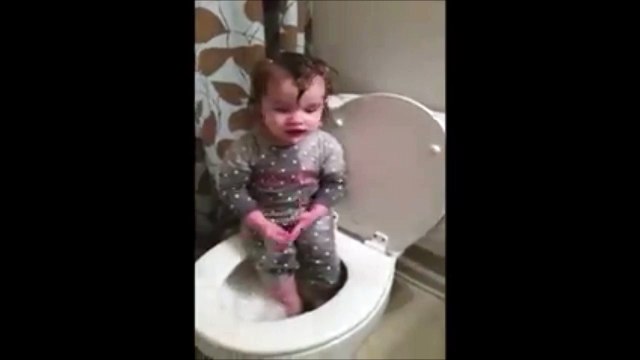 Quand ton gamin prend son bain dans la cuvette des toilettes... Crade!