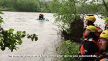 Un pompier plonge dans une rivière en crue pour sauver un homme piégé dans sa voiture - Quel courage