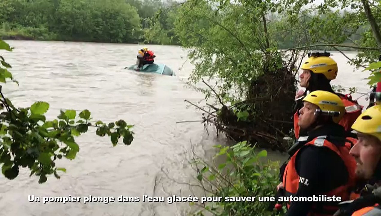 Un pompier plonge dans une rivière en crue pour sauver un homme piégé dans sa voiture - Quel courage