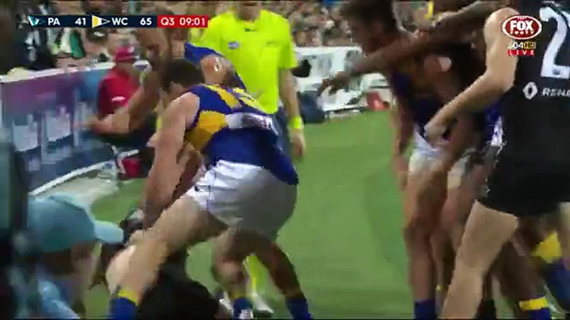 Un joueur de football australien met un coup de coude terrible à son  adversaire ! - Vidéo Dailymotion