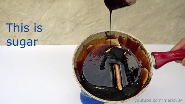 Il fait bouillir du Coca Cola et du Coca Cola zéro, regardez le résultat de son expérience !