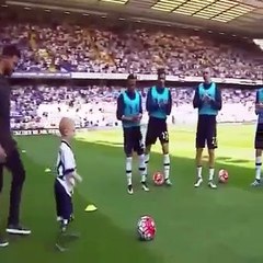 A boy without having foot playing soccers
