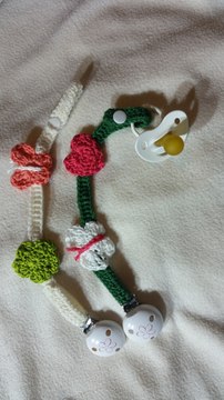 Crochet a pacifier chain - Crochet a baby present by BerlinCrochet