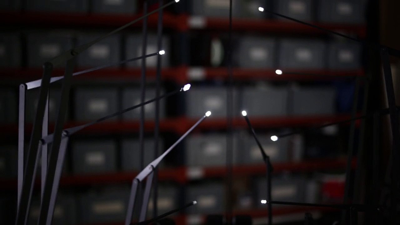 Une machine qui reproduit un homme qui marche ! Concentrez vous sur les points lumineux !