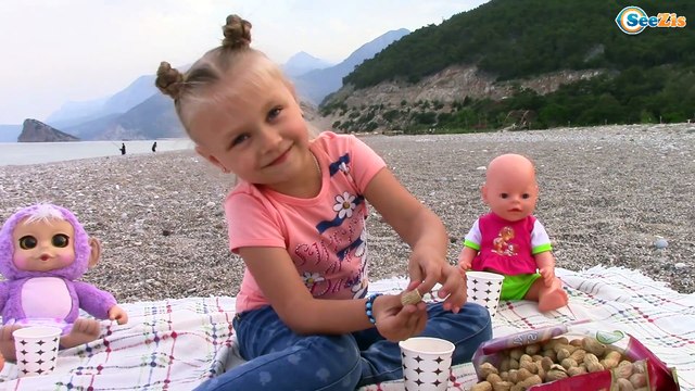 Ярослава и Куклы Беби Борн и Ненуко. Видео для детей. Пикник у моря Турция. Baby Born & Nenuco