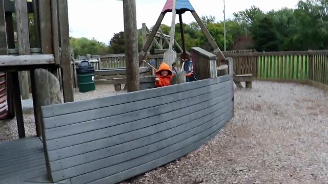 Papa, rentre dans le bateau !