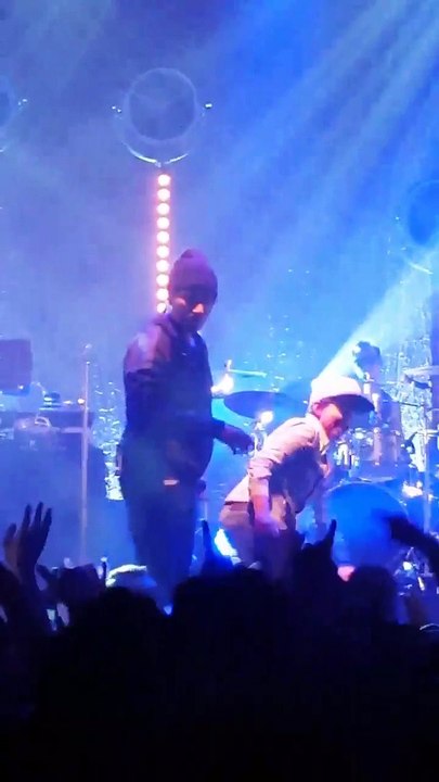 Doc Gynéco complètement défoncé oublie de chanter dans le micro pendant son concert à l'Olympia...