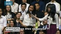 Une jeune vietnamienne rap devant Obama