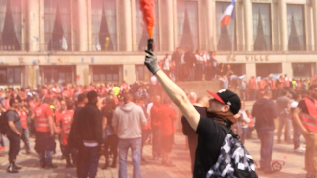 La manifestation prend fin sur le parvis de l'hôtel de ville
