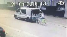 Chica en bici se estampa contra furgoneta por usar el teléfono