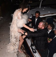 Kendall Jenner, Bir Tekne Dolusu Erkeğin İçinde Kaldı