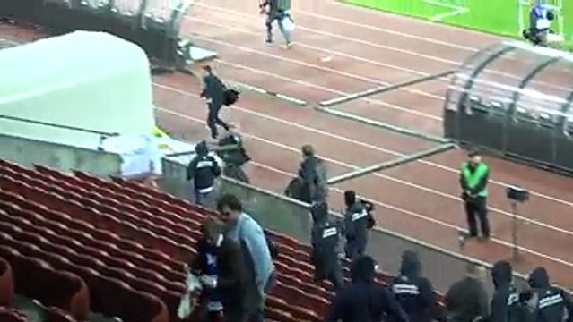 FC Zürich - FC Vaduz : Des Ultras du FC Zurich ont envahi le terrain et ont pénétré dans le tunnel menant aux vestiaires