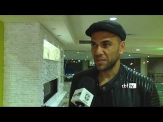 A alegria de Daniel Alves na apresentação