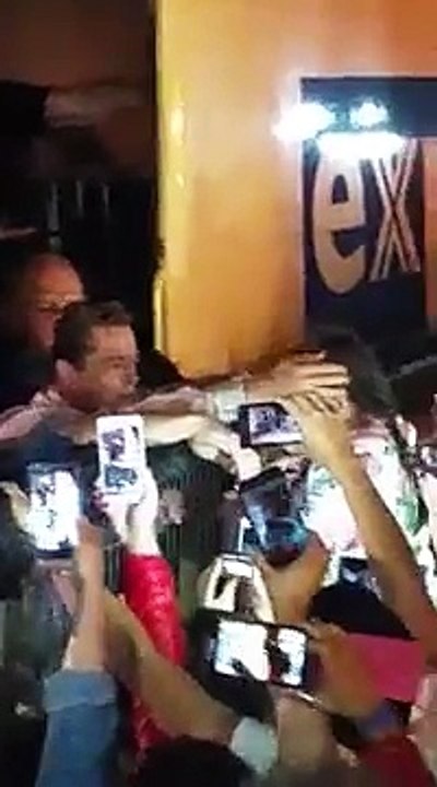 Brad Pitt sauve une petite fille sur le point d'etre étouffée sur les barrières brise-foule