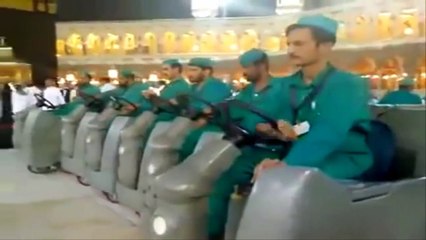 দেখুন Makka Sharifকাবা ঘর সামনে  কিভাবে floor   পরিষ্কার  করছে