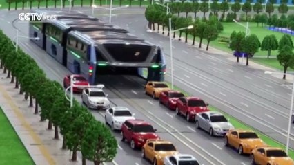 لايجاد حل لمشكل الازدحام و تأخر المواصلات..الصين تبتكر حافلة ضخمة تسمح بمرور السيارات أسفلها