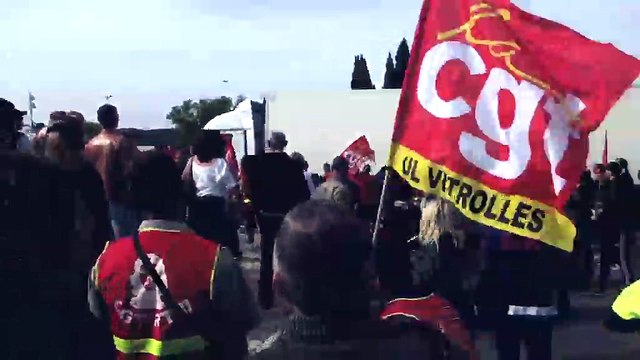 Un camion fonce sur des manifestants et des voitures