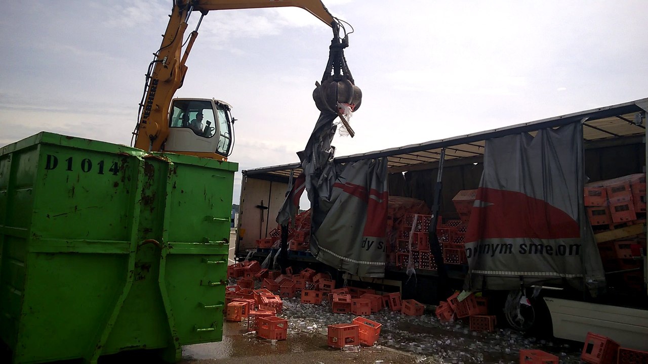Ambérieu: un camion perd son chargement sur la bretelle 77E8