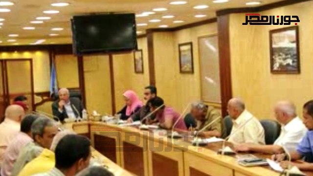 محافظ اسوان يقرر احالة مخالفات المسئولين عن معونة الشتاء للنيابة الادارية