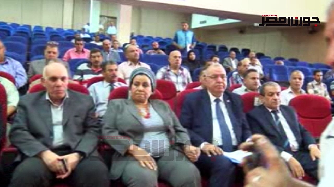 محافظ الوادي الجديد يكرم الشباب الحاصل علي دورة صيانة أجهزة التكييف والتبريد والأجهزة المنزلية