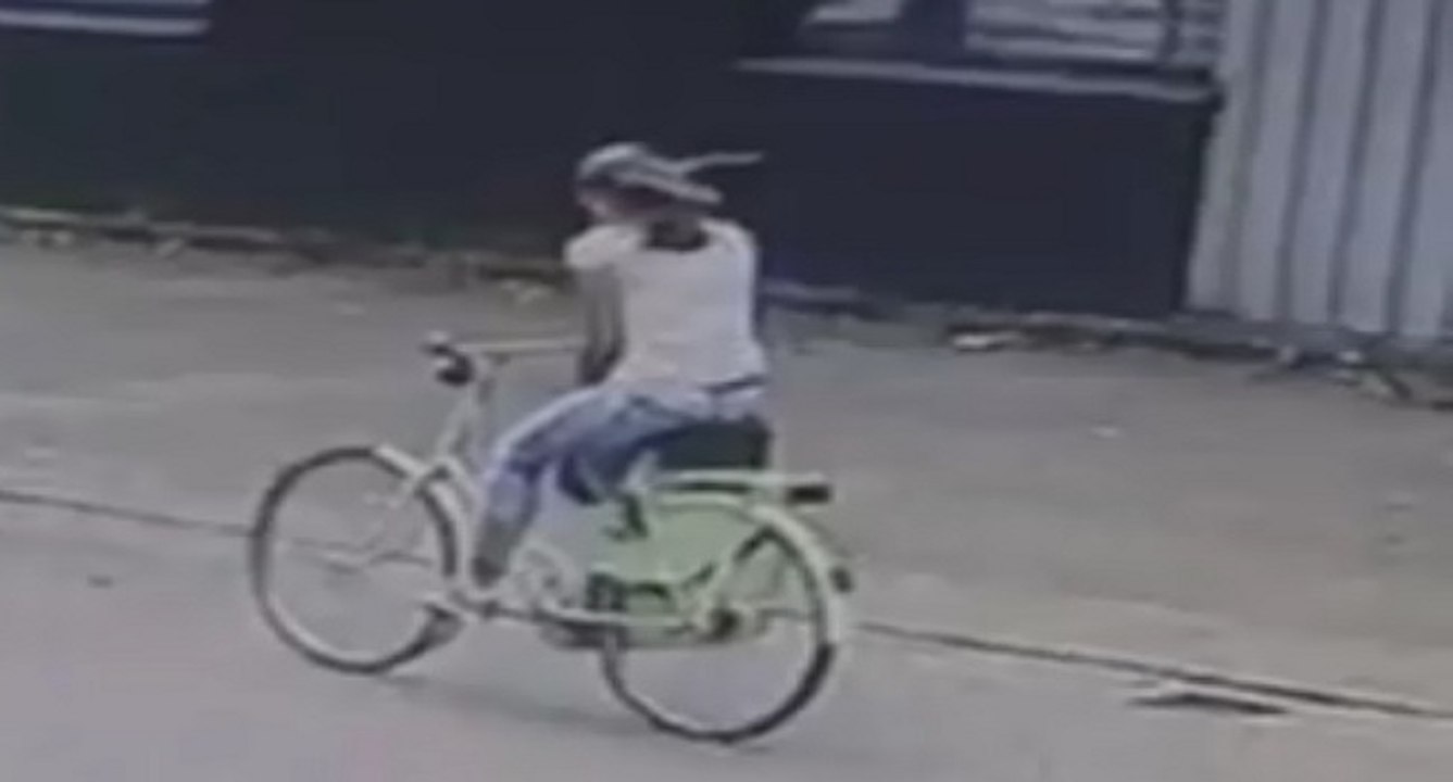 Elle fait du vélo et envoie un texto en même temps