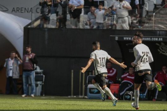 Corinthians domina a Ponte Preta e vence a primeira no Brasileirão