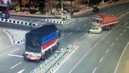Nizambad Hyderabad Karachi National Highway CCTV Footage Of Car Accident