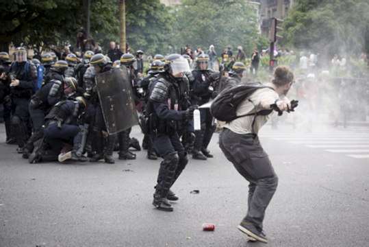 Manifestation à Paris : vitrines cassées, vandalisme, tension avec les CRS