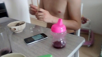 Como ser um bom pai - almoçando com a filhinha.