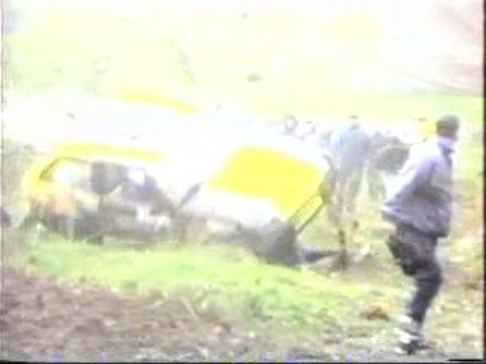 sortie de route voiture de rally sur spectateurs