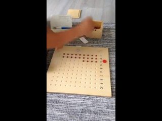 Apprendre les tables de mulplication avec Montessori