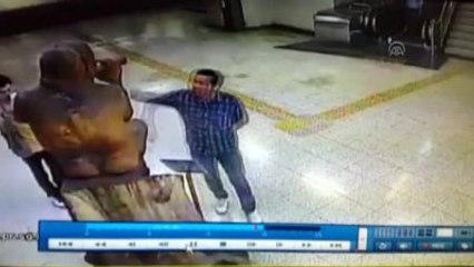 Metro İstasyonunda Saldırıya Uğrayan Heykel