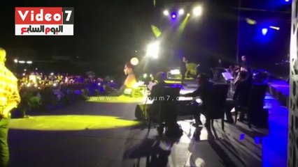 جمهور شيرين يغنى معها "أنا مش بتاعة الكلام ده" بموازين