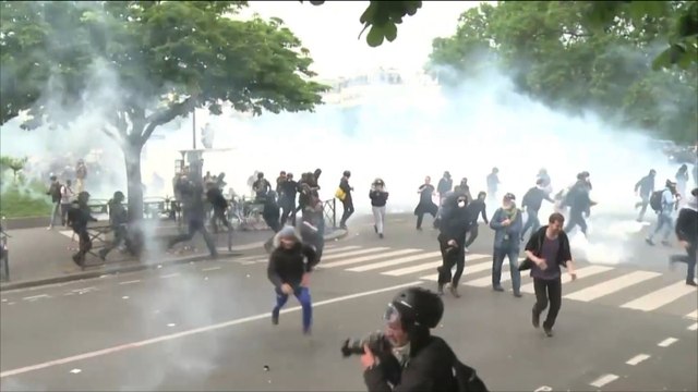 مواجهات بين الشرطة ومحتجين على قانون العمل بفرنسا