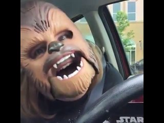 Jose Luis Colmenter Mujer con máscara de Chewbacca