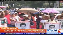 Padres de 43 normalistas de Ayotzinapa protestan en diferentes embajadas de Ciudad de México