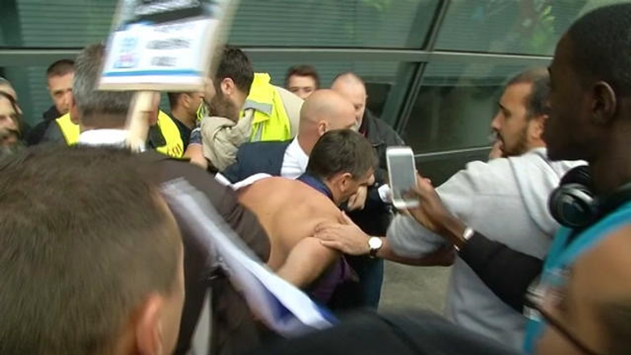Chemise arrachée à Air France : 5 adhérents CGT devant la justice pour "violences en réunion" - Le 27/05/2016 à 07h00