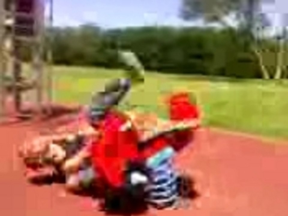 Dudu s'amuse au parc a jeux