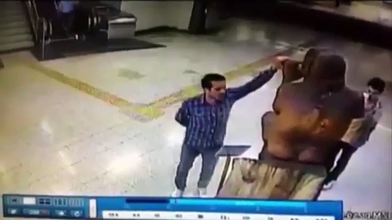 İzmir Metrosu'ndaki heykel saldırıya uğradı