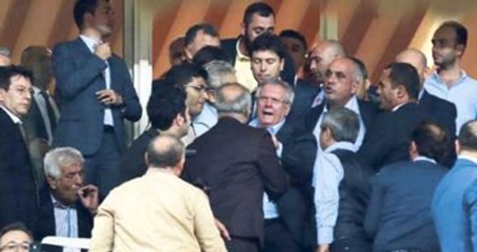 Aziz Yıldırım, Protokol Tribününde Savcının Üzerine Yürüdü