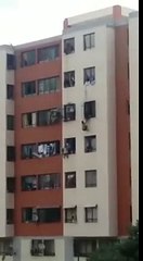 Mira cómo estos sujetos se lanzan de un edificio de la Misión Vivienda en Teatros