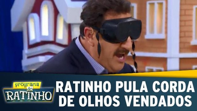 Ratinho pula corda de olhos vendados